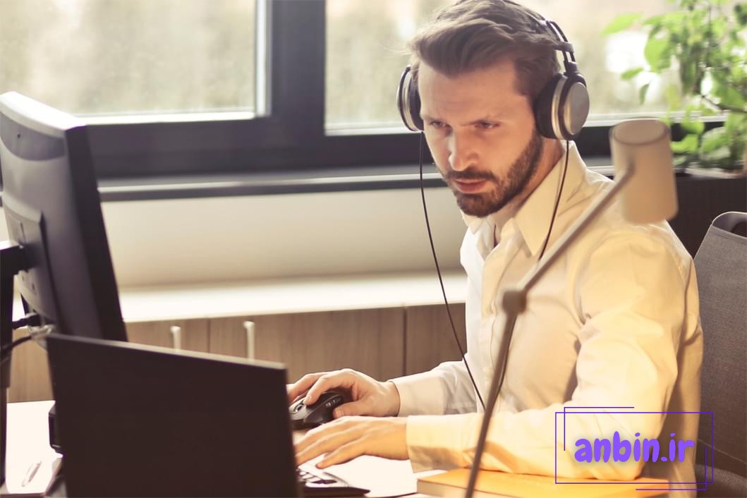 گوش دادن به موسیقی حین کار؛ مفید یا مضر؟