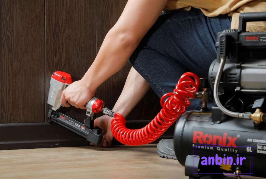 چسباندن قرنیز به دیوار به کمک چسب و میخ کوب رونیکس