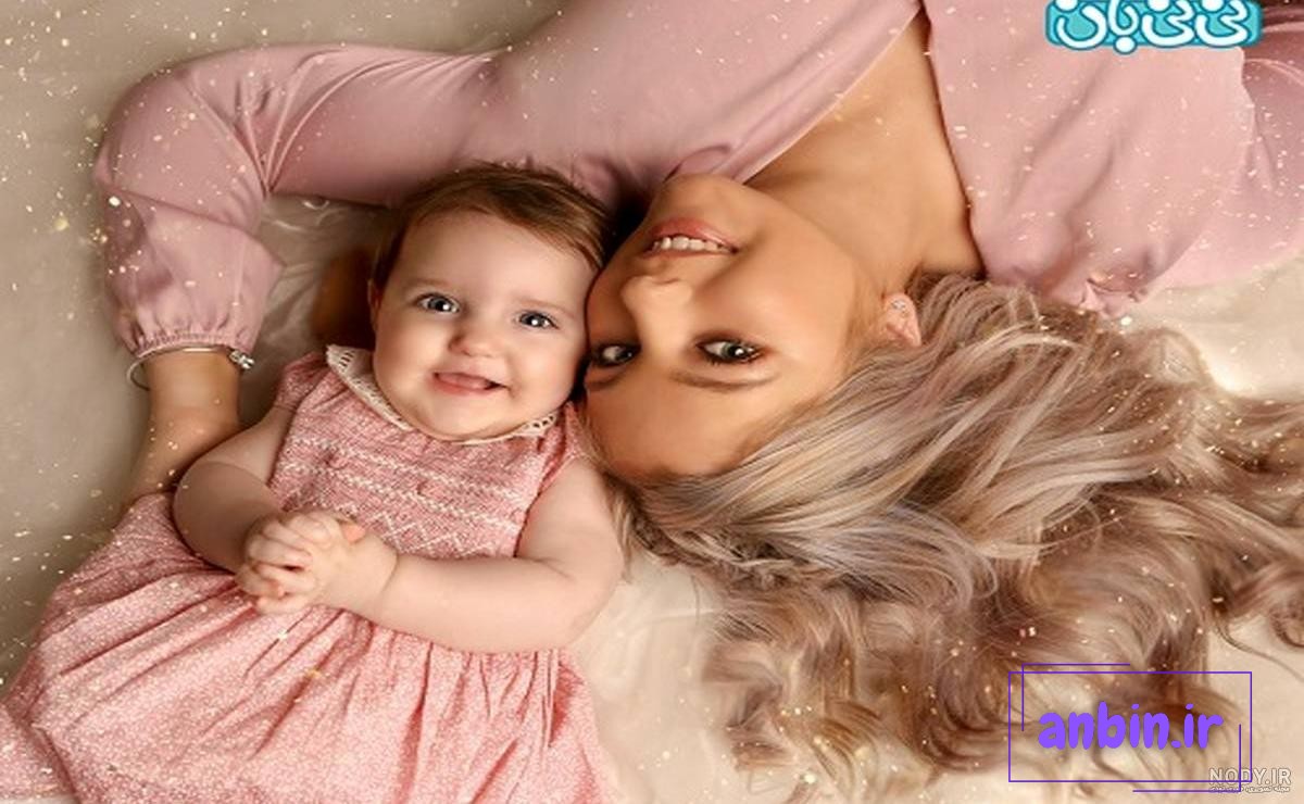 ژست عکس تولد کودک با پدر و مادر