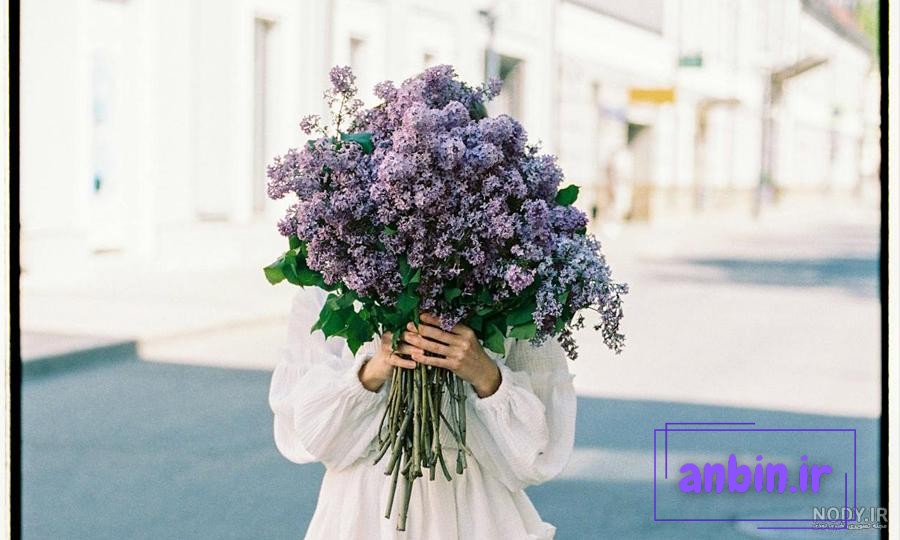 ۴۰ ژست عکس با گل با فیگورهای جذاب و خاص