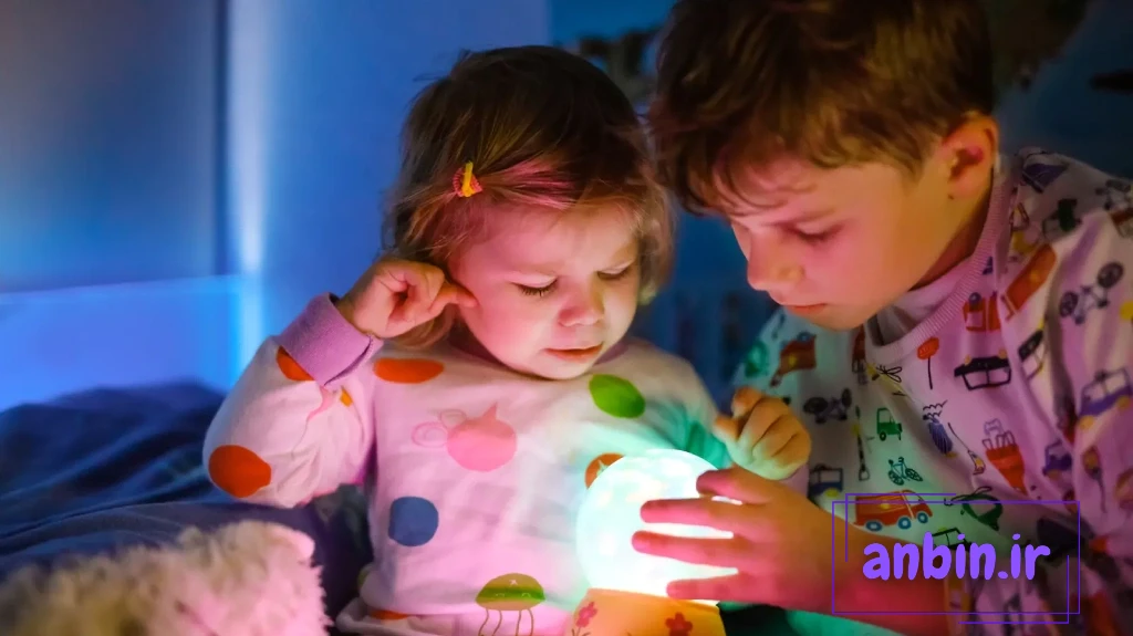 آموزش استفاده از چراغ روشنایی به کودک برای لحظات بی‌برقی